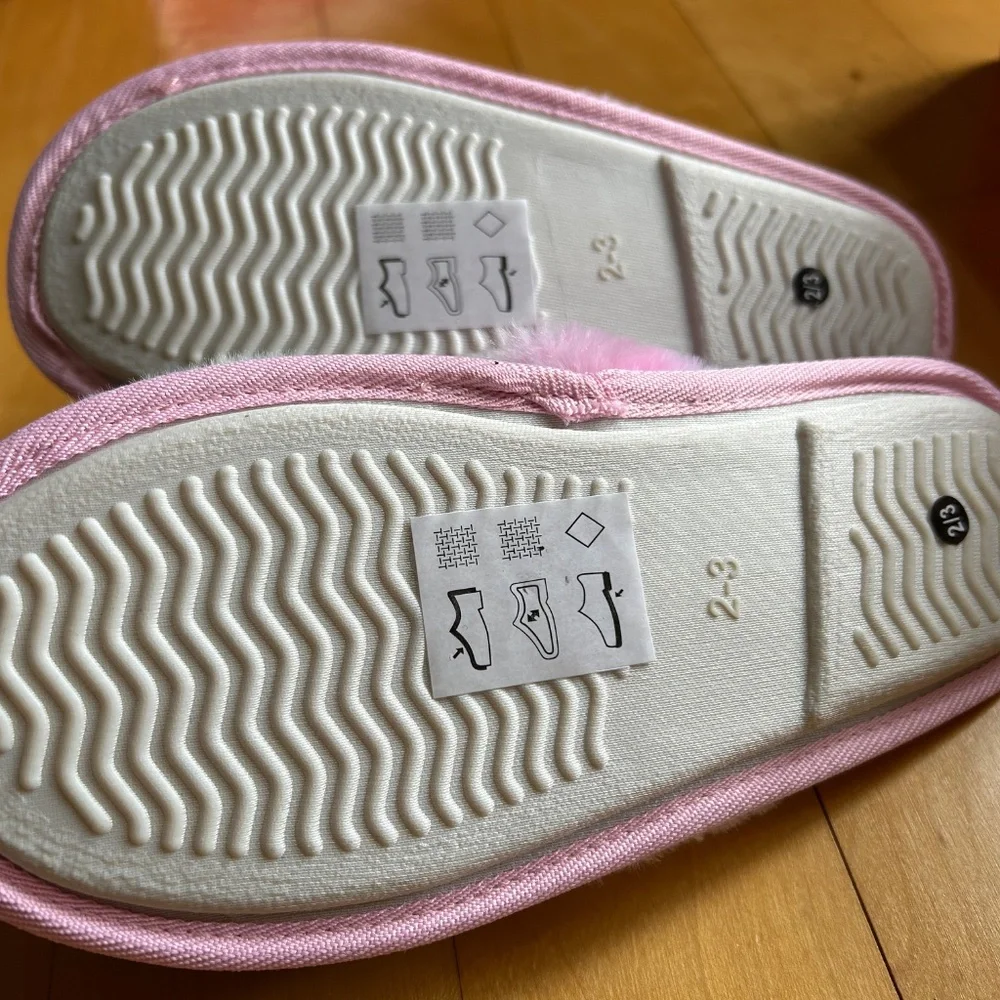 NIB Olive & Edie Kids Slipper “Emmie” Tie Dye Rainbow Fluffy Furry Pink Blue 2/3